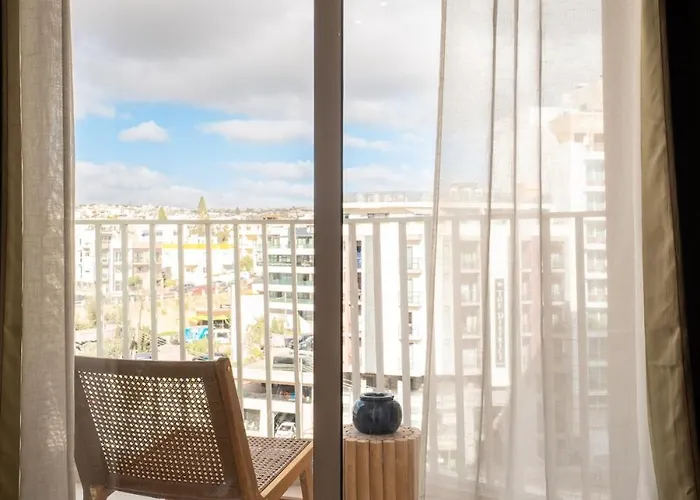 Stylish Designer Oasis In The Heart Of St Julians アパート *